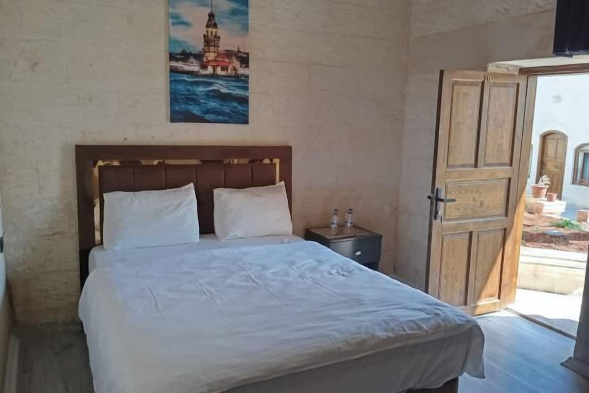Premium bedding, minibar, desk, soundproofing
