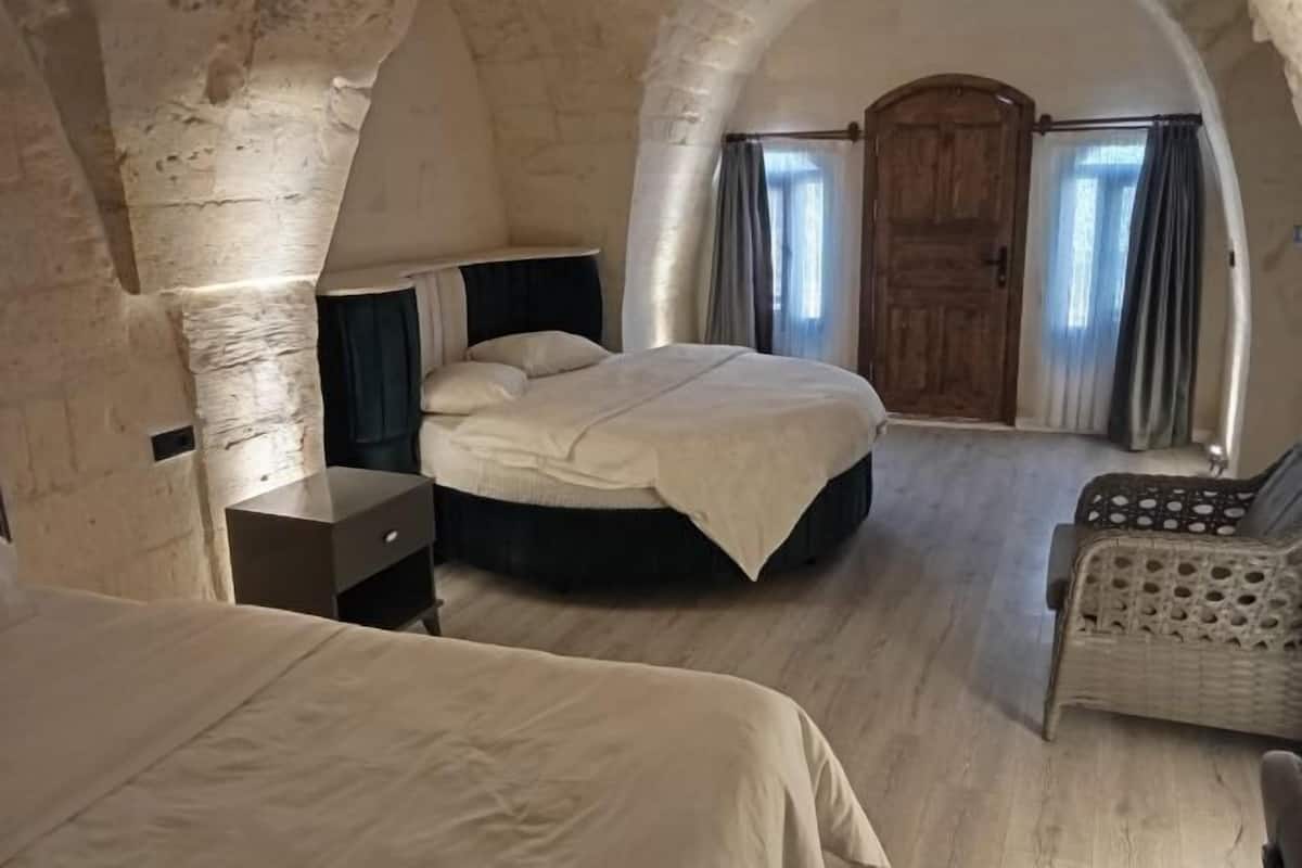 Premium bedding, minibar, desk, soundproofing