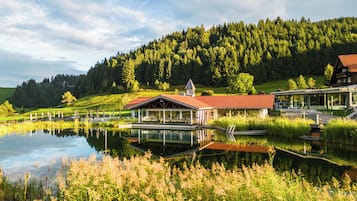 Innenpool, 2 AuĂenpools, Sonnenschirme, LiegestĂŒhle