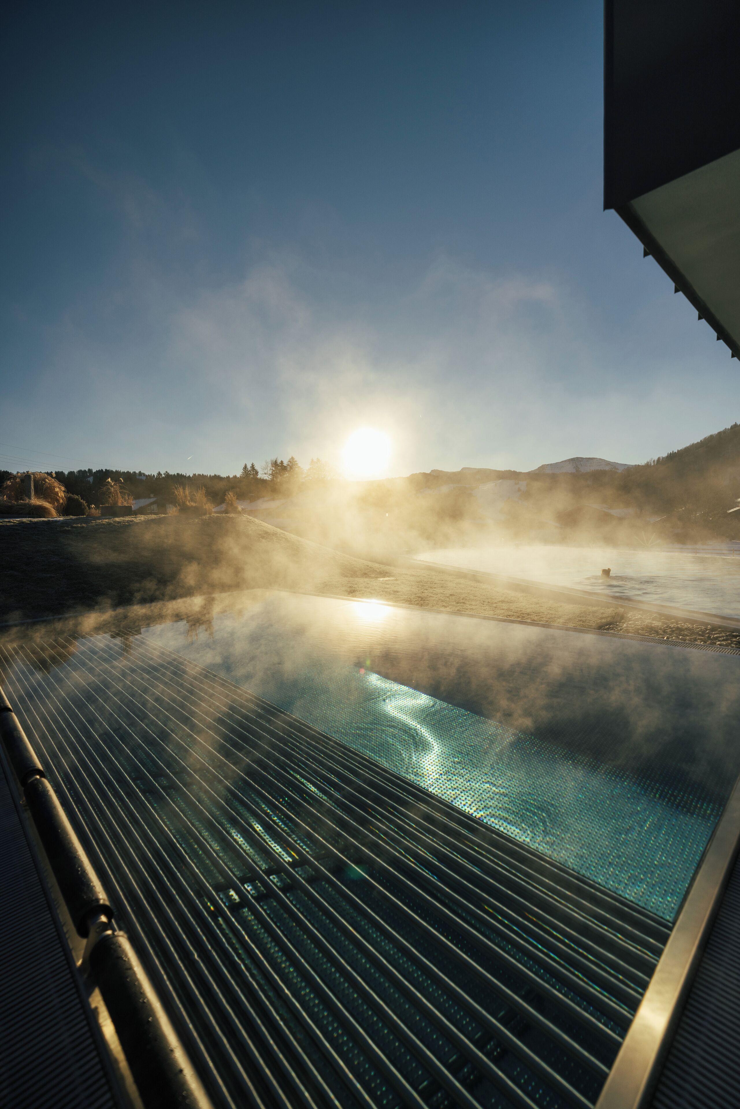 Innenpool, 2 Außenpools, Sonnenschirme, Liegestühle