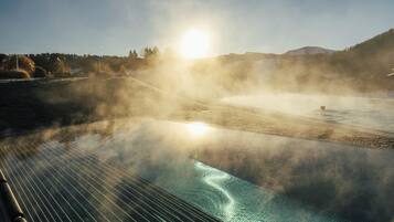 Innenpool, 2 Außenpools, Sonnenschirme, Liegestühle