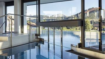 Innenpool, 2 Außenpools, Sonnenschirme, Liegestühle