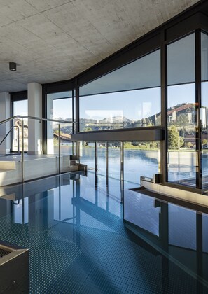 Alberca techada, 2 albercas al aire libre y sombrillas en la alberca