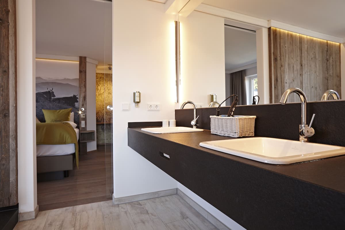 design apartment, 2 bedrooms, 2 bathrooms, mountain view | bathroom | hair dryer, bathrobes, slippers, towels