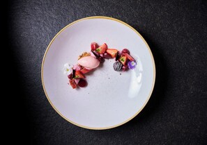 Se sirven desayunos, comidas, cenas y cocina alemana con vista al jardín