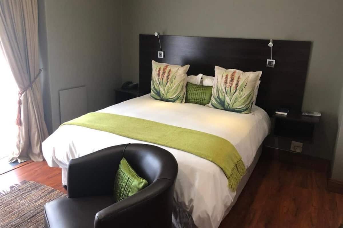 Queen Room | 1 bedroom, premium bedding, in-room safe, blackout drapes