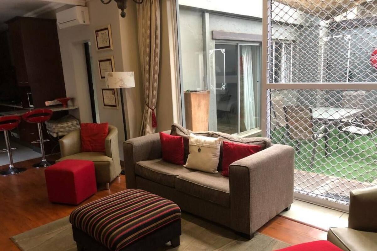 Apartamento de lujo | Zona de estar | Una televisión