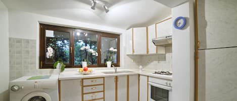 Villa – deluxe | Eget kjøkken | Kjøleskap, kokeplater og kjøkkenutstyr