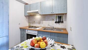 Villa (4 persons) | Private kitchen | Full-size fridge, stovetop, cookware/dishes/utensils
