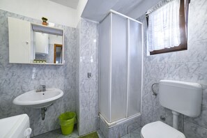 Villa (4 persons)  | Bathroom | Free toiletries, hair dryer, towels