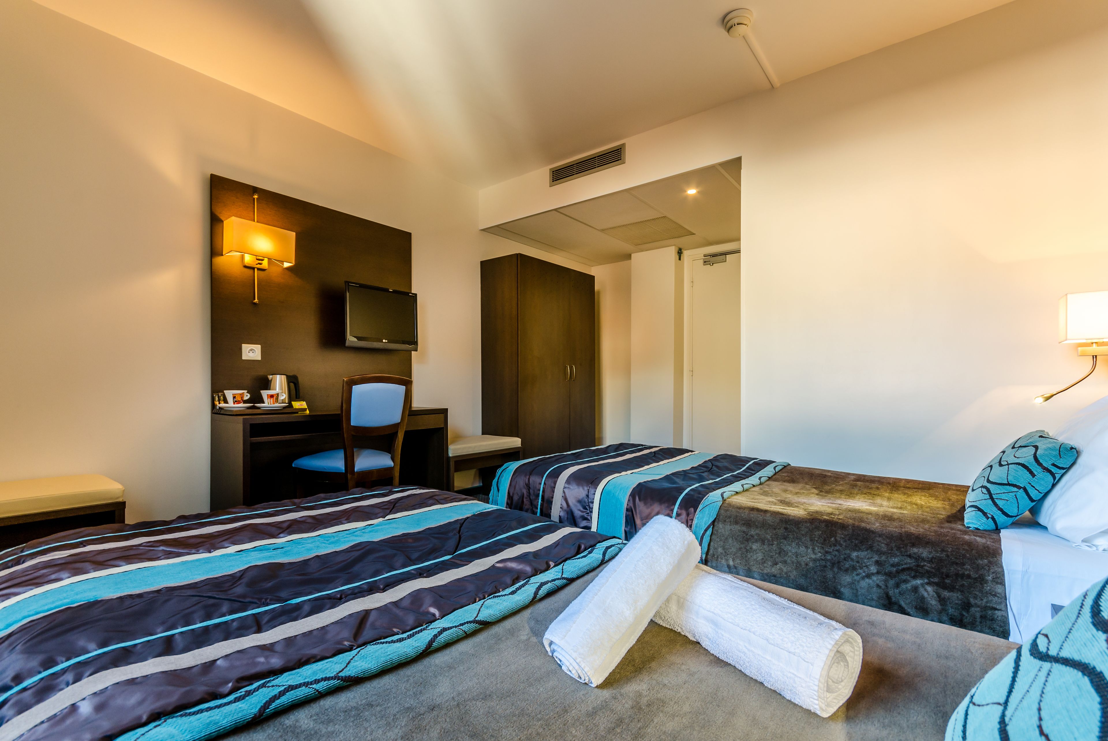 twin room | 1 bedroom, select comfort beds, in-room safe, desk