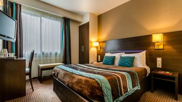 Nệm Select Comfort, két bảo mật tại phòng, bàn, màn/rèm cản sáng