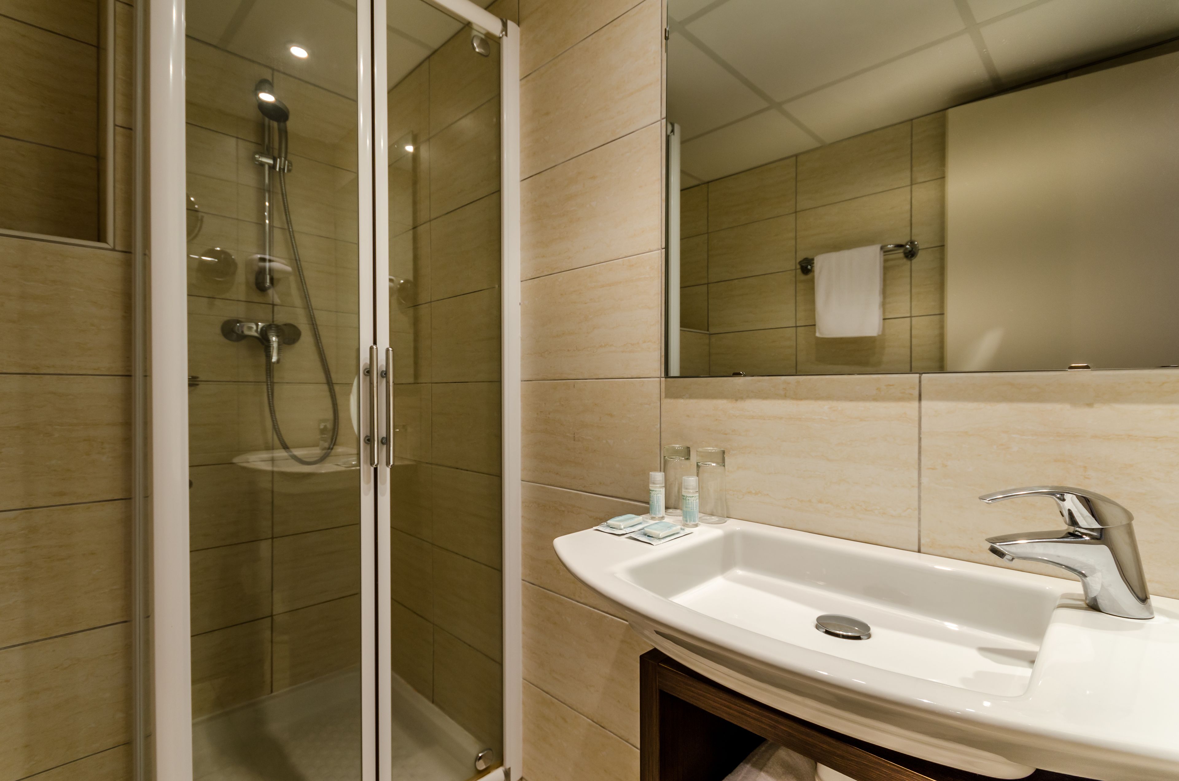 shower, free toiletries, hair dryer, towels