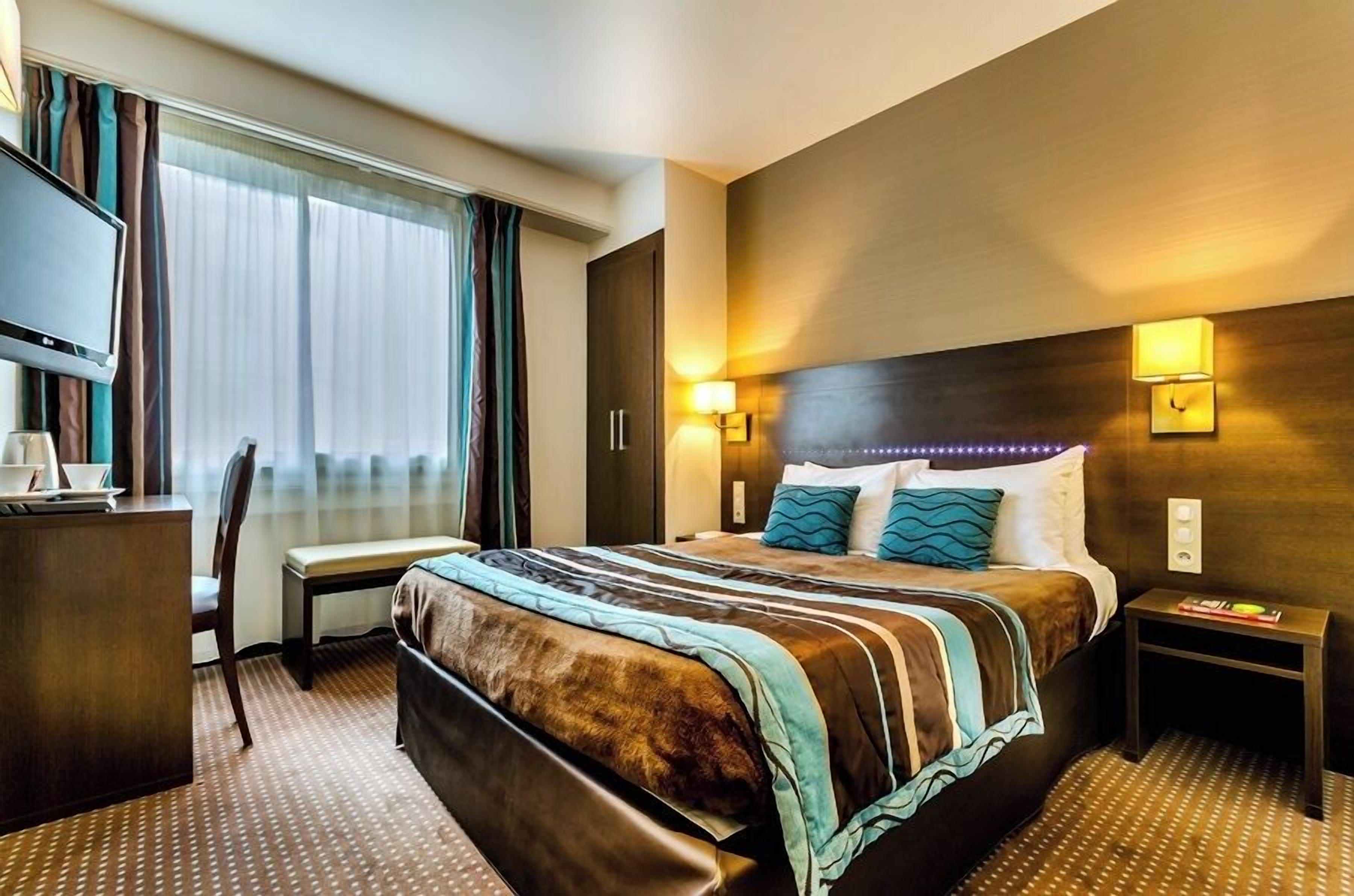 Select Comfort beds, in-room safe, desk, blackout drapes