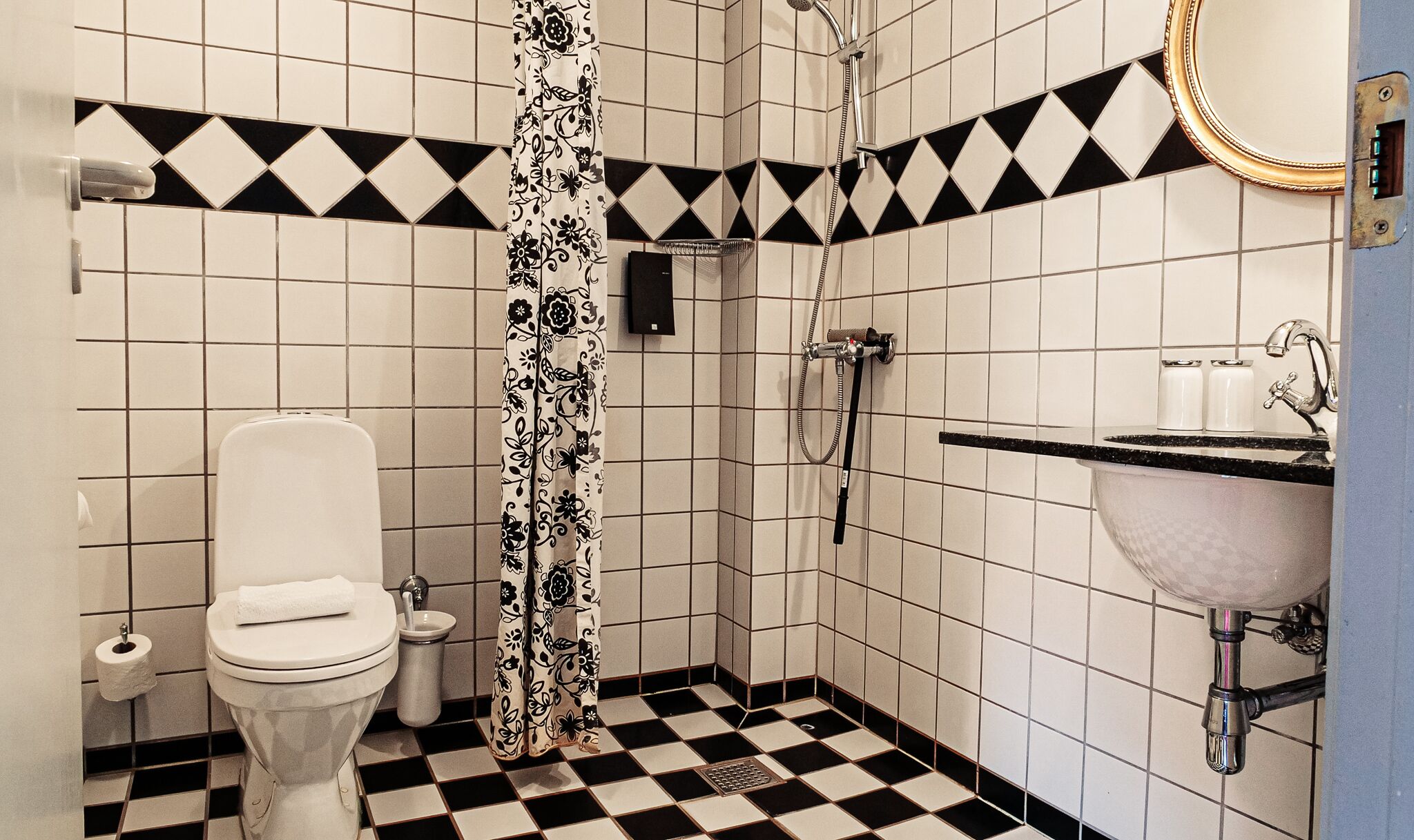 Un baño con inodoro, ducha y lavabo.