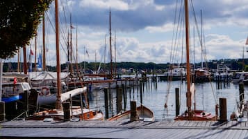 Een jachthaven met verschillende boten afgemeerd aan houten steigers.