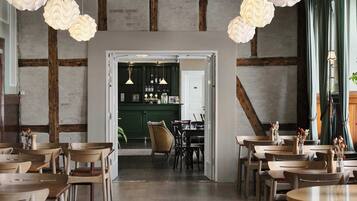 Der serveres frokost, aftensmad og skandinaviske retter