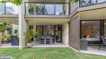 Skrivebord, lydisolert, strykejern/-brett og wi-fi (inkludert)