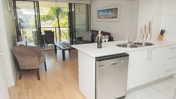 Skrivebord, lydisolert, strykejern/-brett og wi-fi (inkludert)