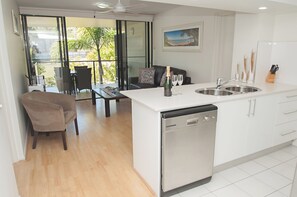 Desk, soundproofing, iron/ironing board, free WiFi - Agnes Water Beach Club (Agnes Water)