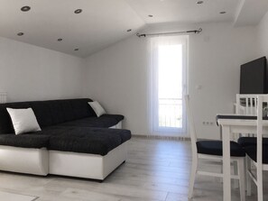 Deluxe Apartment | Living room | Flat-screen TV - Logos Guesthouse (Okrug)