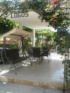 Terrace/patio - Logos Guesthouse (Okrug)