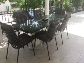 Outdoor dining - Logos Guesthouse (Okrug)
