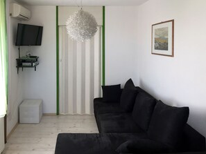 Apartamento, 1 habitación, balcón | Zona de estar | Una televisión de pantalla plana