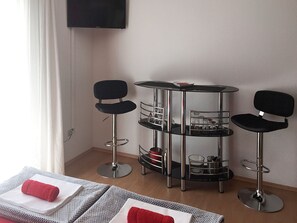 Studio, Balcony | Living area | Flat-screen TV - Logos Guesthouse (Okrug)