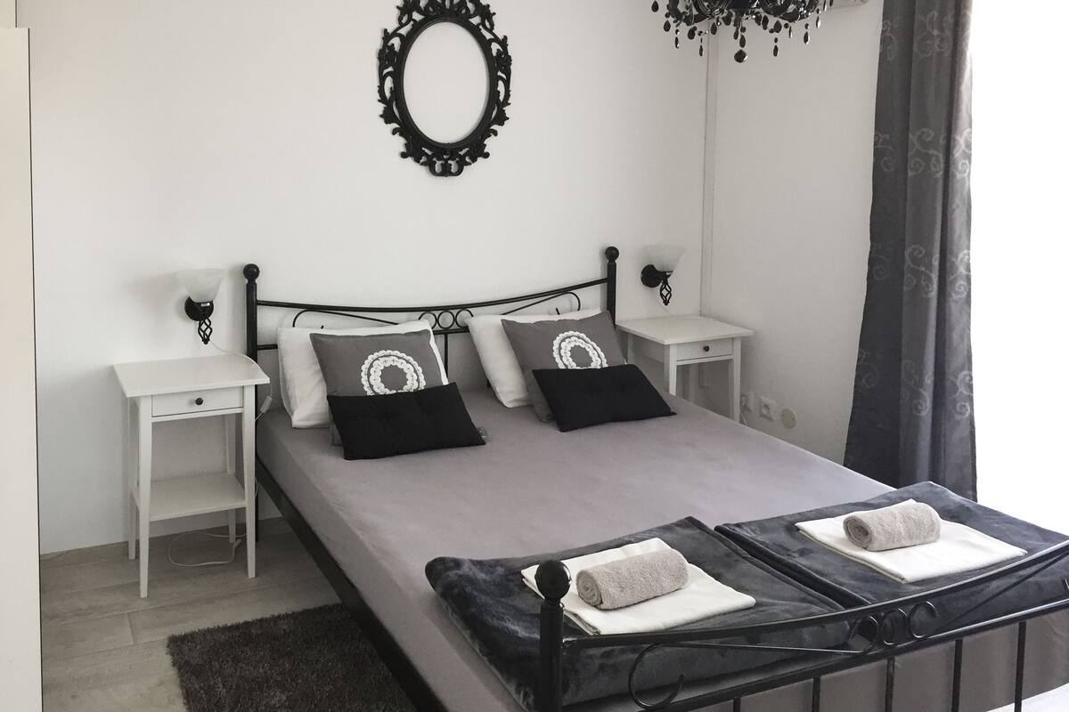 Deluxe Apartment | Blackout drapes, iron/ironing board (on request), cribs (free)
