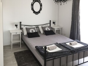 Deluxe Apartment | Blackout drapes, iron/ironing board, free cribs/infant beds, free WiFi - Logos Guesthouse (Okrug)