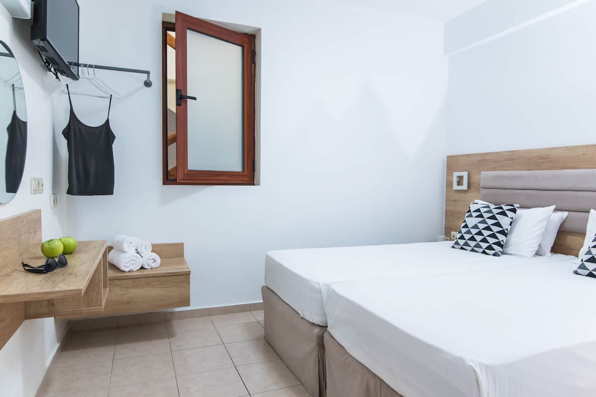 2 bedrooms, desk, iron/ironing board, bed sheets