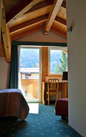 Quarto triplo | Cofres nos quartos, escrivaninha, berços grátis, Wi-Fi de cortesia