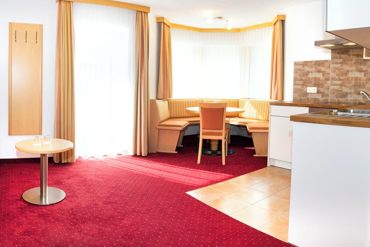 Suite superior, balcón | 1 habitación, minibar y caja de seguridad en la habitación