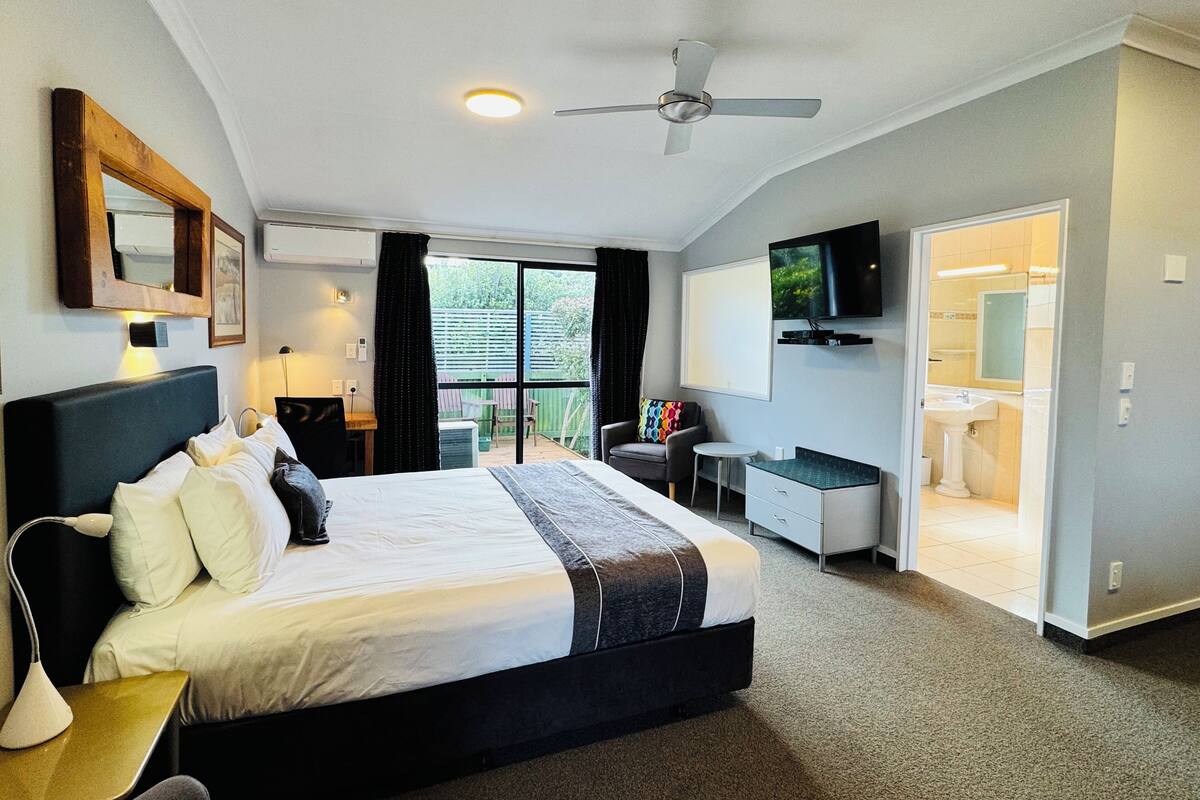 Studio tiện nghi đơn giản | Bộ đồ giường cao cấp, bàn ủi/dụng cụ ủi quần áo 