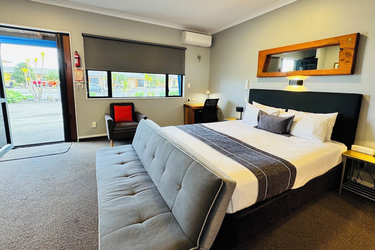 Phòng Suite Executive, 1 giường cỡ king, quang cảnh sân vườn | Bộ đồ giường cao cấp, bàn ủi/dụng cụ ủi quần áo 