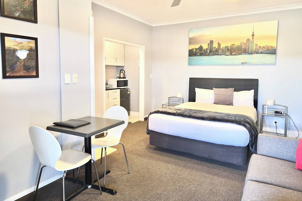 Studio Tiêu chuẩn | Bộ đồ giường cao cấp, bàn ủi/dụng cụ ủi quần áo 