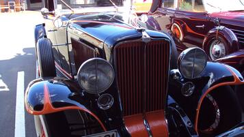 Un coche antiguo con la matrícula EX 1931.