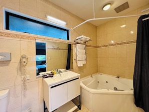 Suite ejecutiva, 1 cama King size, vista al patio | Baño | Amenidades de baño ecológicas, secadora de cabello, toallas, jabón 