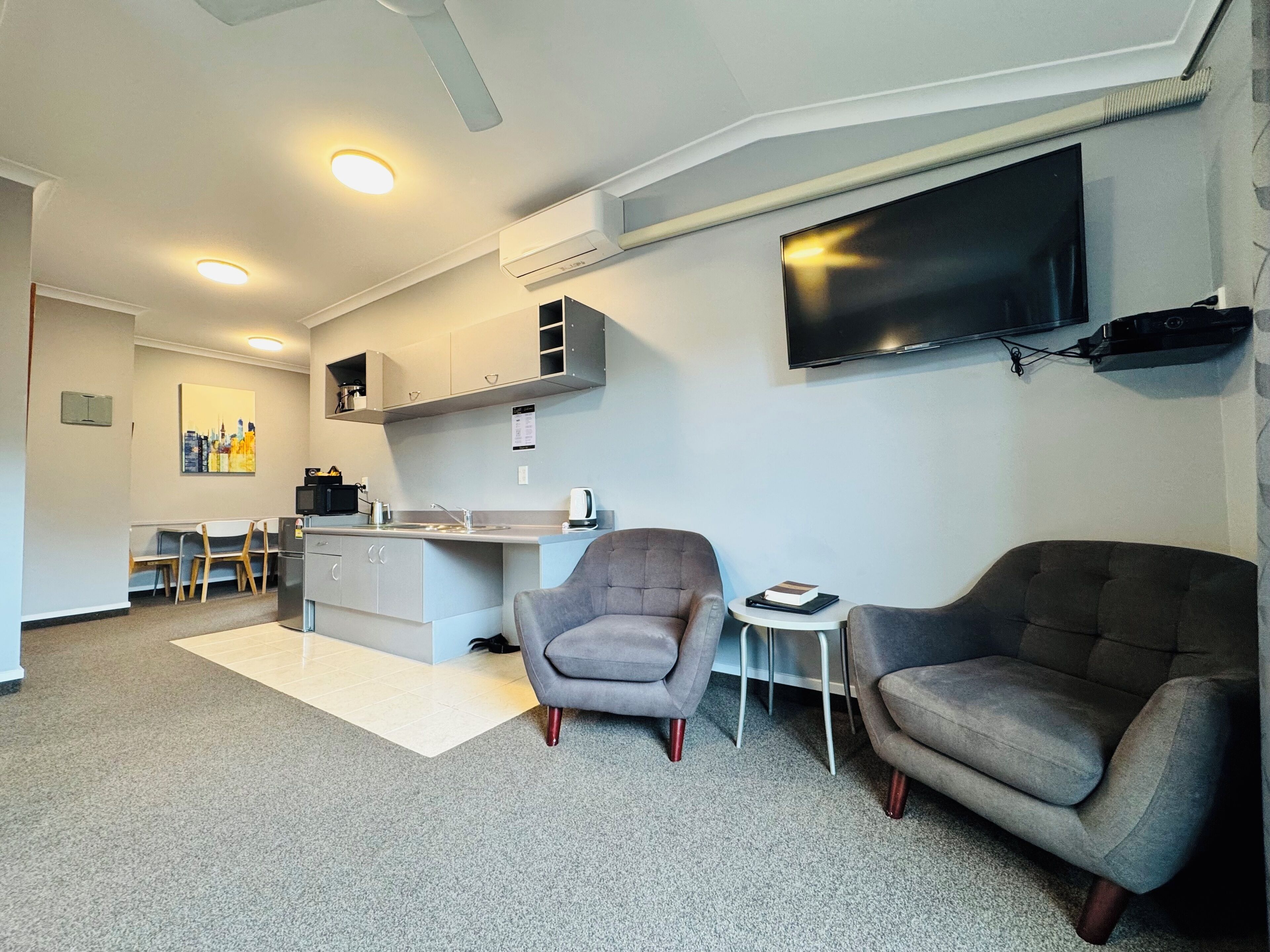 Apartamento familiar, 1 habitación, bañera de hidromasaje | Zona de estar | Smart TV de 43 pulgadas con canales por satélite, libros