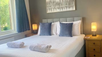Kamar Double Ekonomi | Didekorasi berbeda-beda dan dilengkapi dengan perabotan berbeda-beda