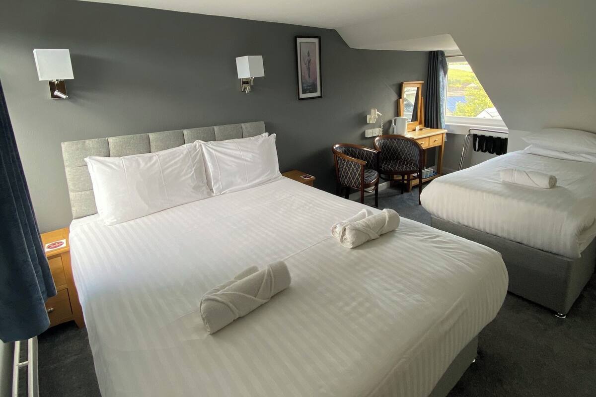 Quarto triplo | Wi-Fi de cortesia, individualmente decorados, individualmente mobiliados