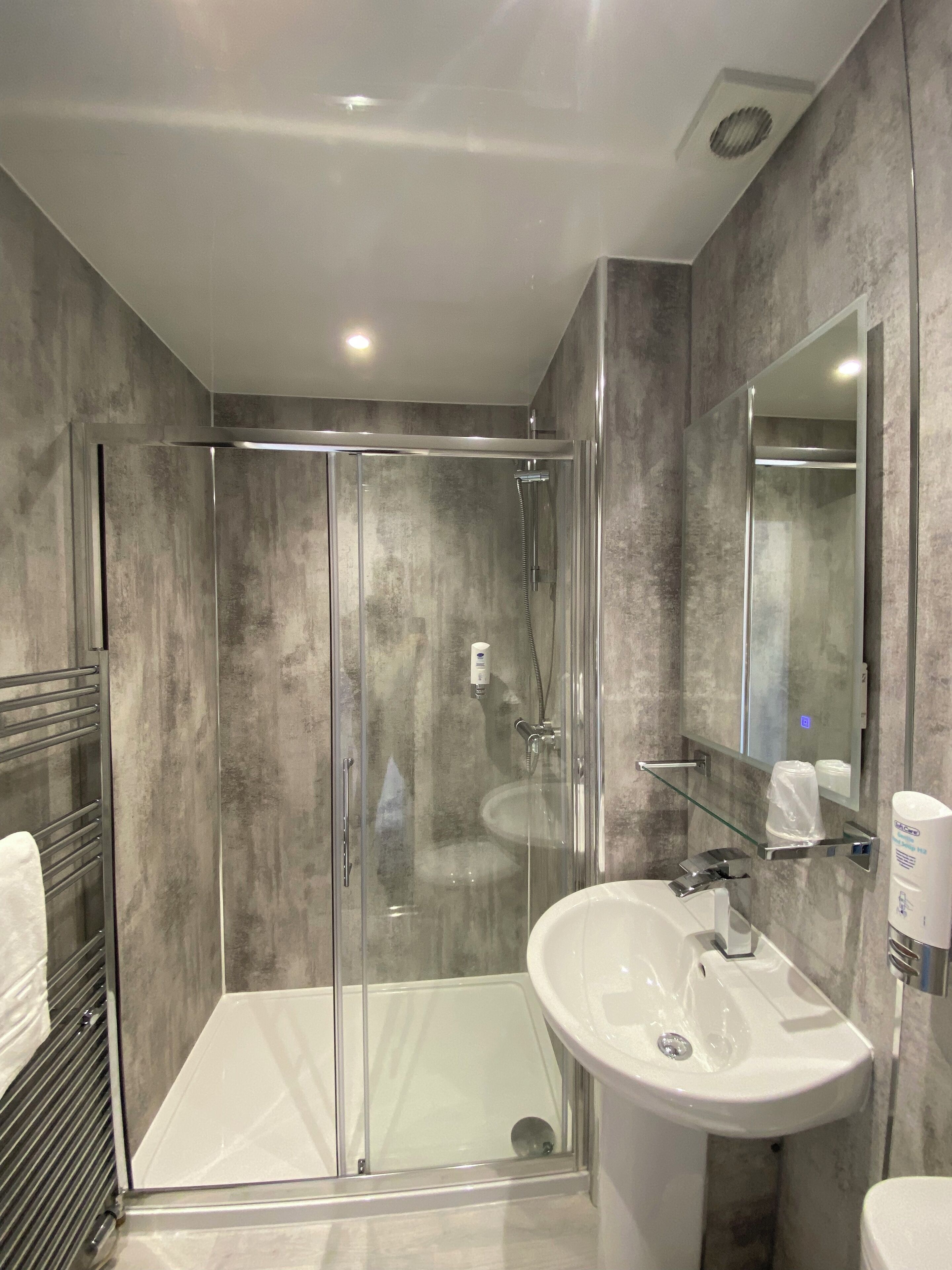 Shower, free toiletries, towels, shampoo