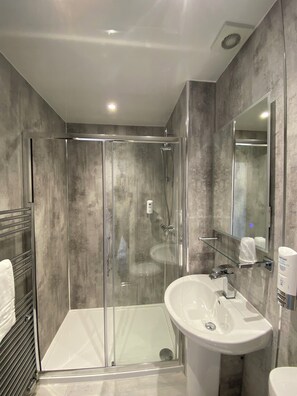 淋浴设施、免费洗浴用品、毛巾、洗发水