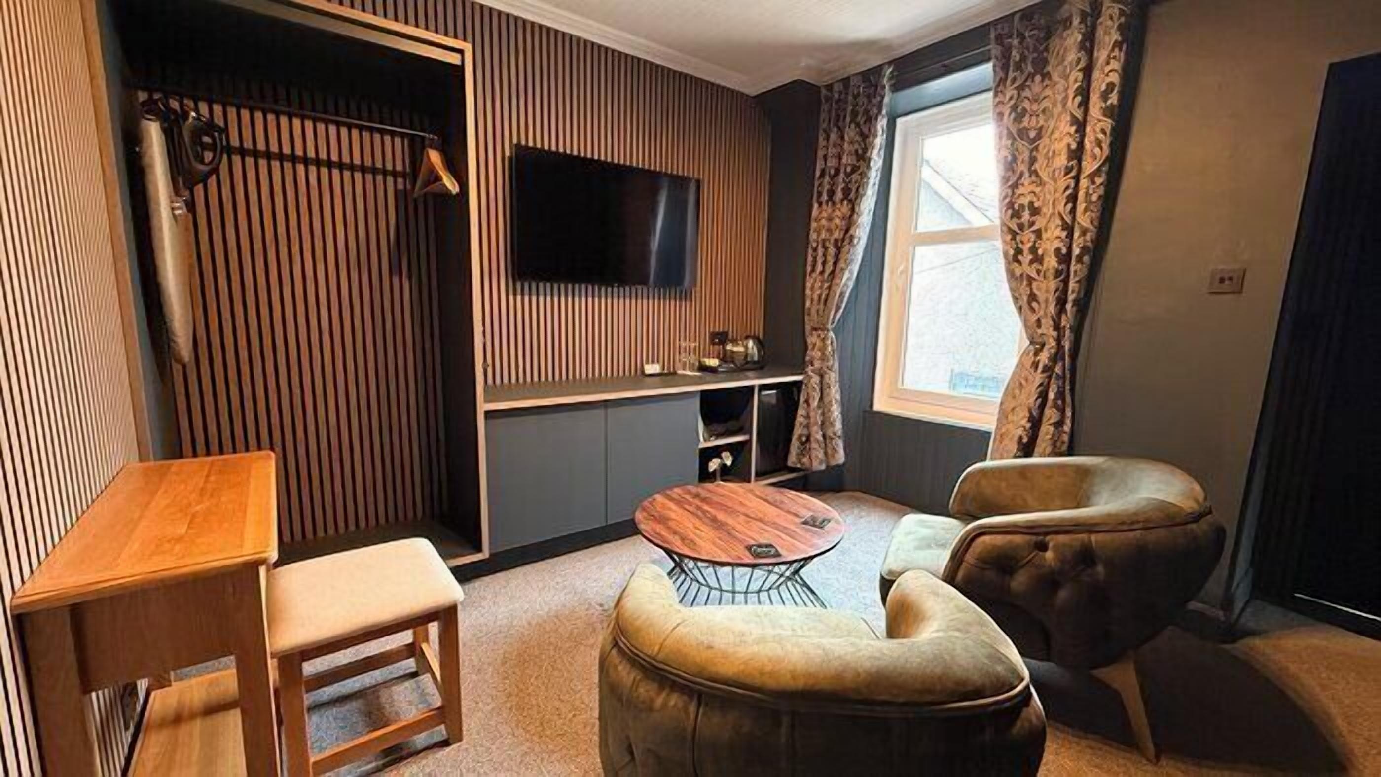 华丽开间套房 | 起居区 | 电视