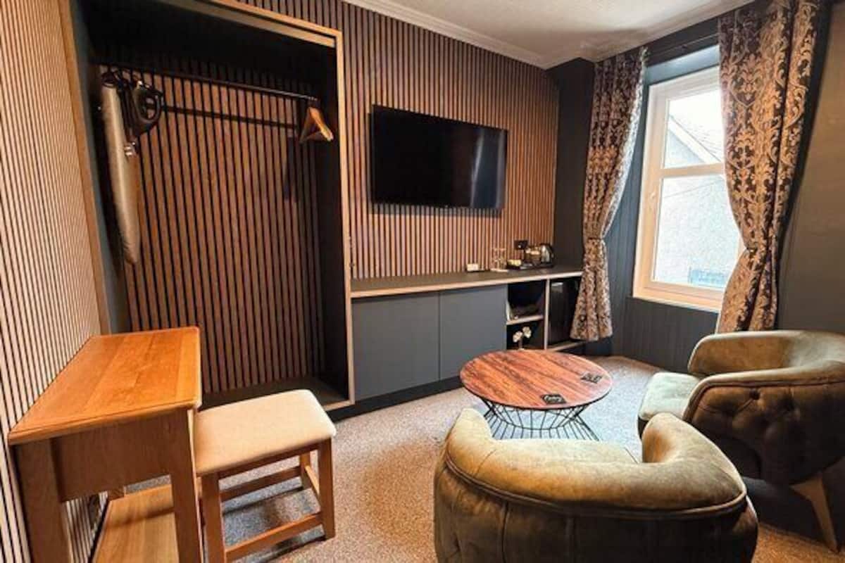 Suite estudio Deluxe | Área de sala de estar | Televisión