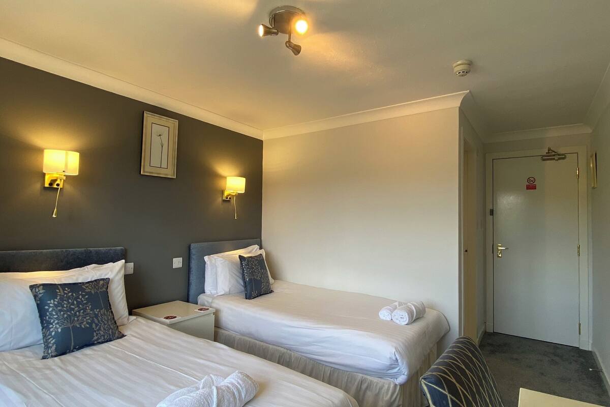 Quarto duplo | Wi-Fi de cortesia, individualmente decorados, individualmente mobiliados