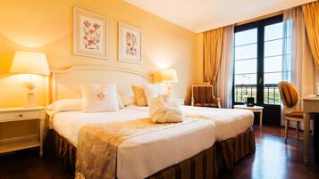 Double Room | Minibar, in-room safe, desk, rollaway beds