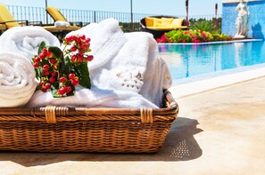 Outdoor pool - Hotel Palacio Villa de Alarcón (Alarcon)