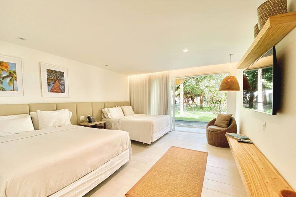 Kamar, 2 Tempat Tidur Queen, balkon, pemandangan kebun | Minibar, brankas, meja kerja, dan tirai kedap cahaya